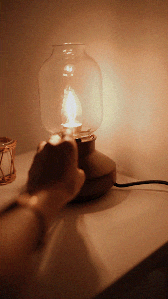 Luz encendida lámpara Lorena León