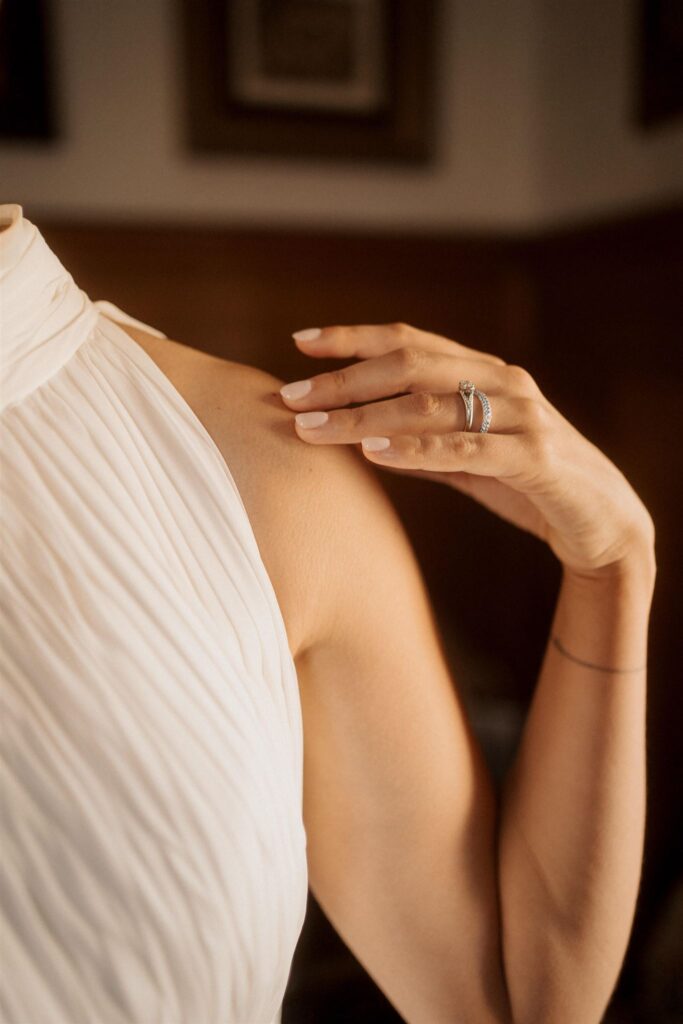 Foto detalle manos anillos vestido novia
