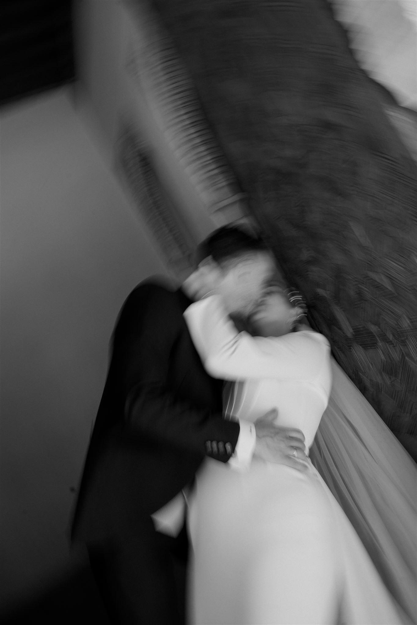 fotografia novios beso en movimiento lorena leon
