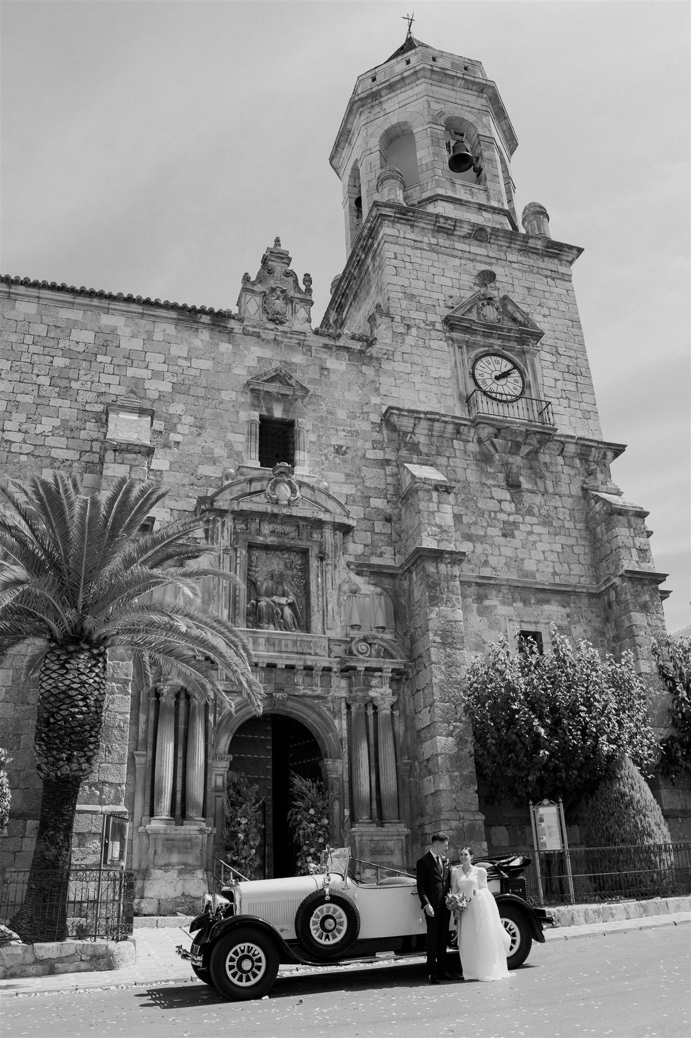 Fotografía novios boda cantabria coche nupcial iglesia Jaén