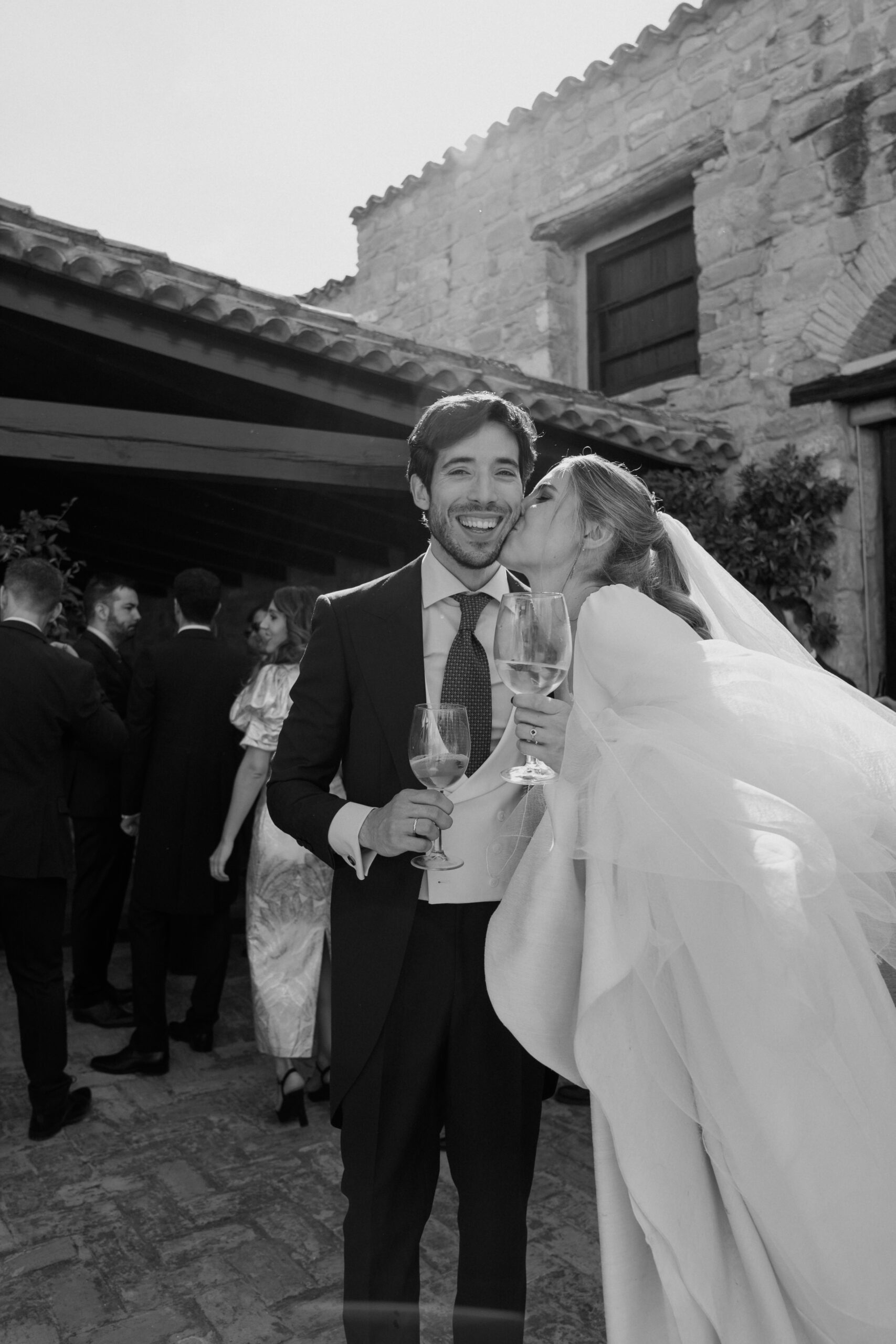 Fotos novios boda beso mejilla